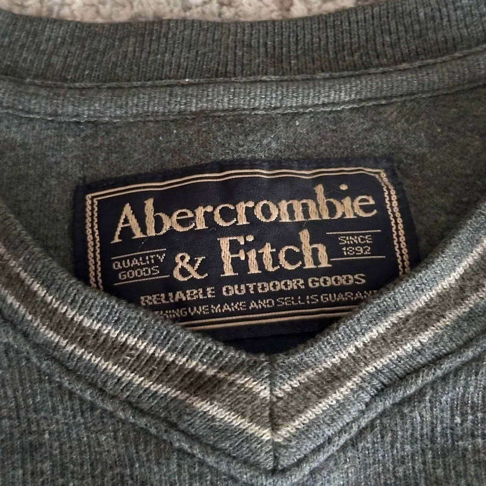 Vintage 90s Abercrombie & Fitch grey v-neck sweater. Size  XXL
